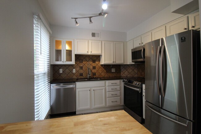 Building Photo - May free on this 2 br 1 bath apartment in the West Plaza  area