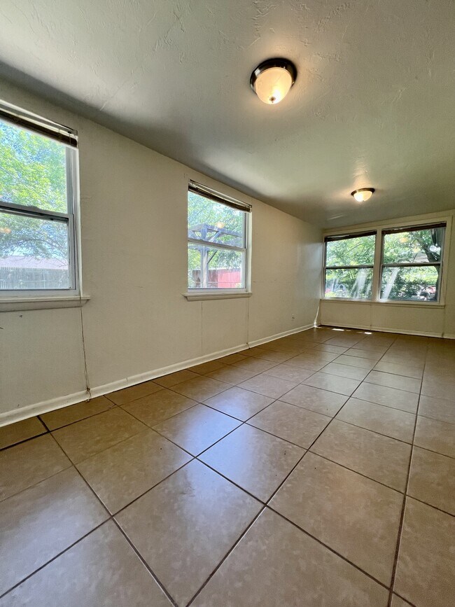 Building Photo - 703 Terry Dr