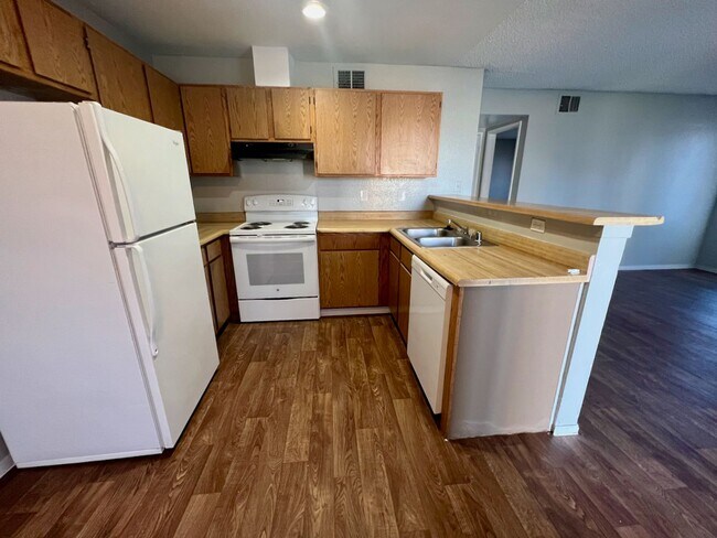 Building Photo - Renovated 2bedroom downstairs unit ready for immediate move-in.