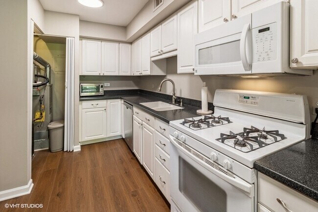 Building Photo - 6425 Clarendon Hills Rd