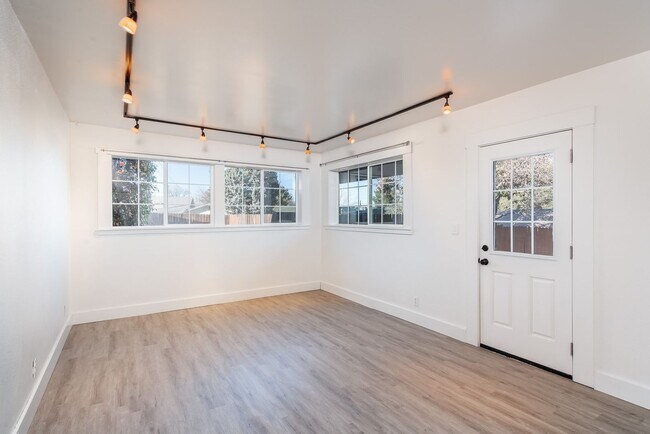 Building Photo - 111 Sunset Blvd