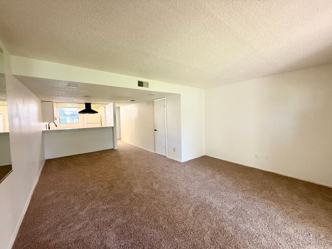 Building Photo - Serene Living at Townhomes of Lake Seminole 2/1.5 - 2 story condo