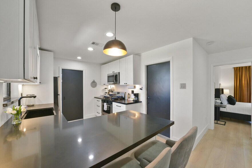 Building Photo - 5122 Hialeah Dr