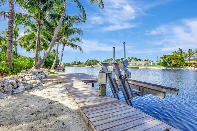 Building Photo - 400 Venice Dr