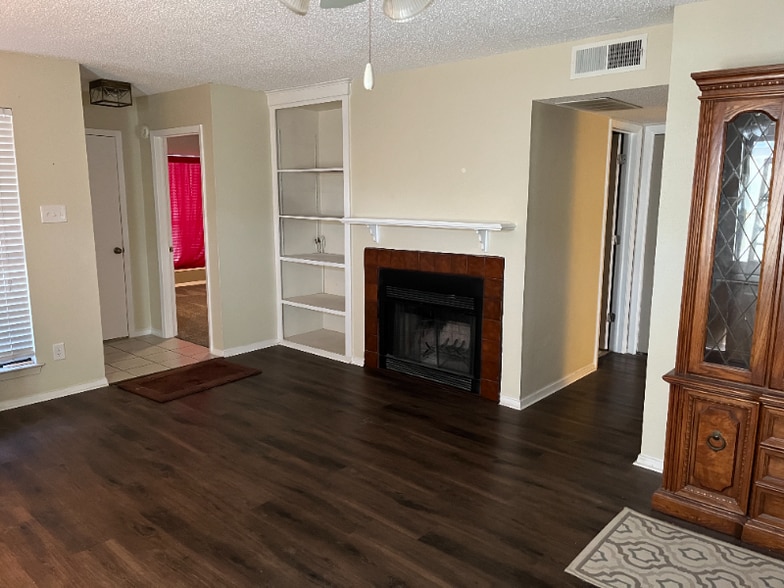 Building Photo - 2111 E Belt Line Rd