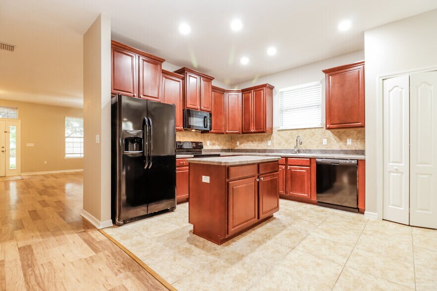 Building Photo - 11832 Colony Lakes Blvd