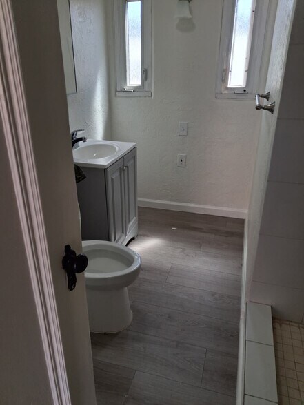 Building Photo - 626 Emory St