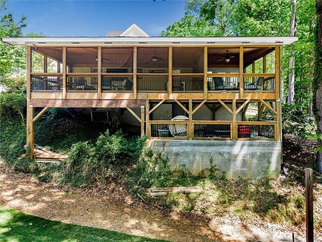 Building Photo - 6265 Lakeview Dr