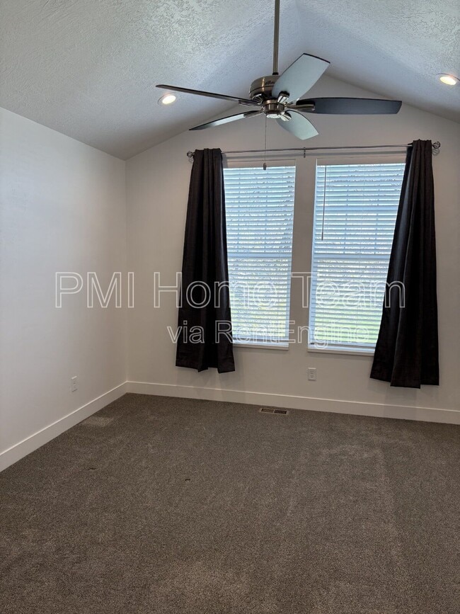 Building Photo - 614 W Cozy Ln