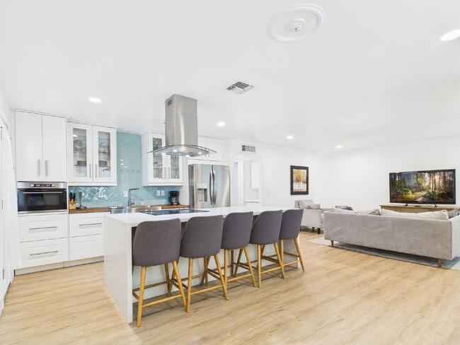 Building Photo - Fully furnished with a pool - MOVE IN SPECIAL $500 OFF