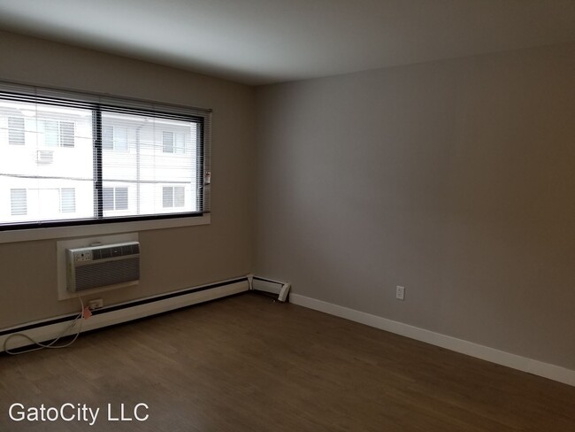 Building Photo - 2019 N Farwell Ave