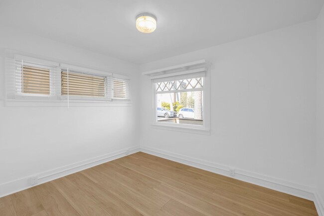 Building Photo - Beautiful bright 2 bedroom in Belmont Shore!