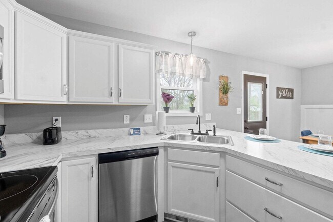 Building Photo - 867 Central Ave