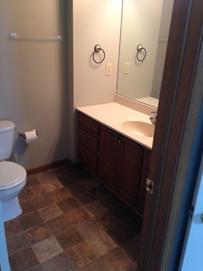 Building Photo - Large 4 Bed, 2 Bath Home