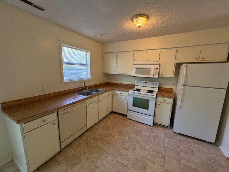 Building Photo - 122 Carriage Pl