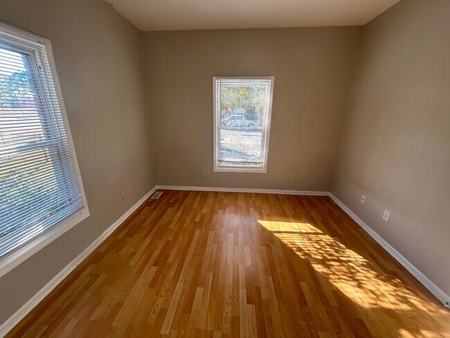 Building Photo - 10 Willow Ln