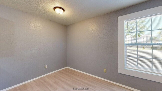 Building Photo - 1524 Pine Ridge Dr