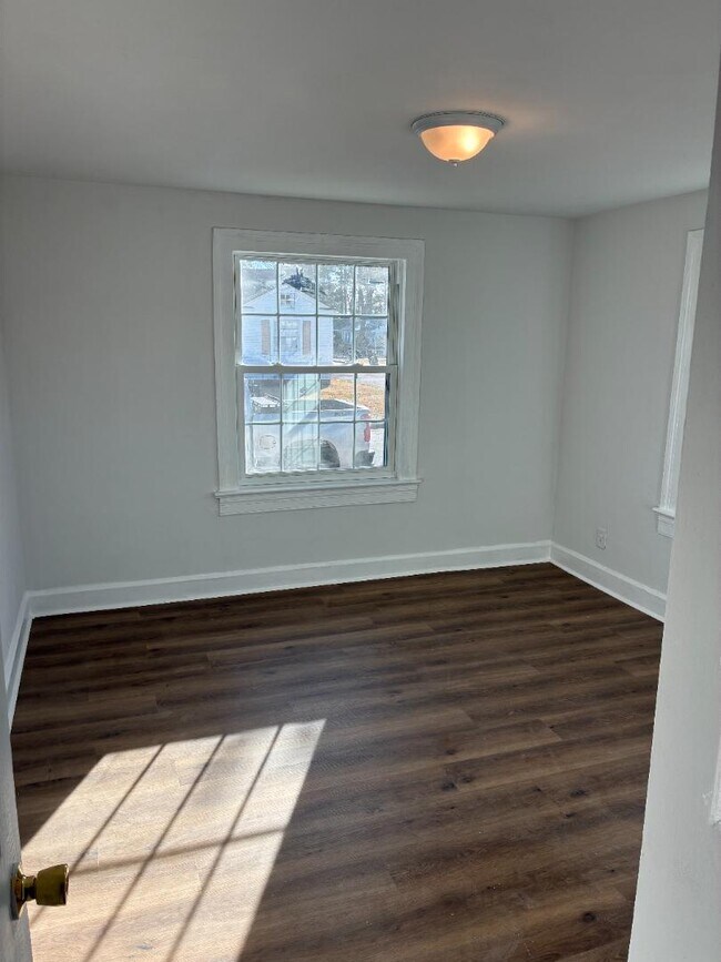 Building Photo - 1312 Meadow St S