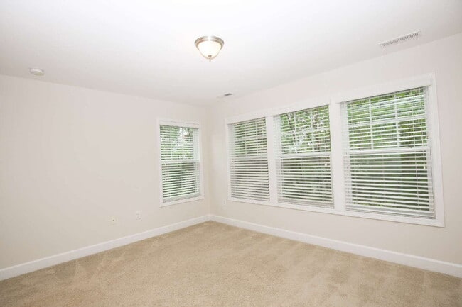 Building Photo - Charming 3 bed, 2.5 bath home with bonus t...