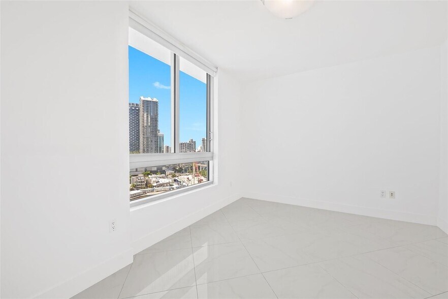 Building Photo - 350 S Miami Ave