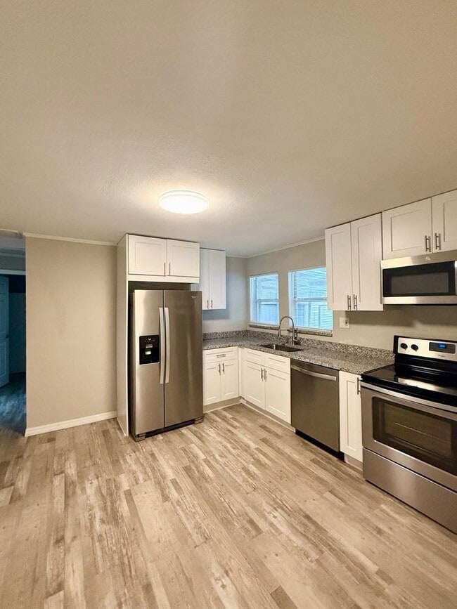 Building Photo - Dual Living Delight in the Heart of Lakeland!