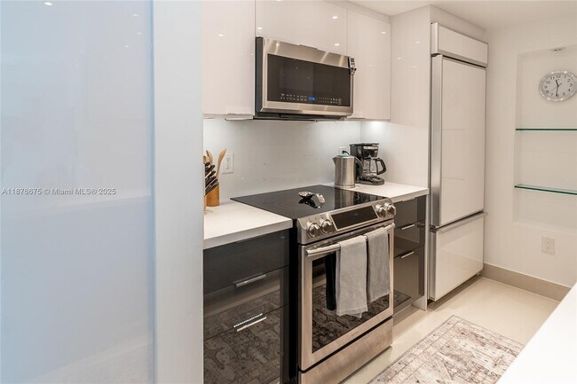 Building Photo - 10275 Collins Ave