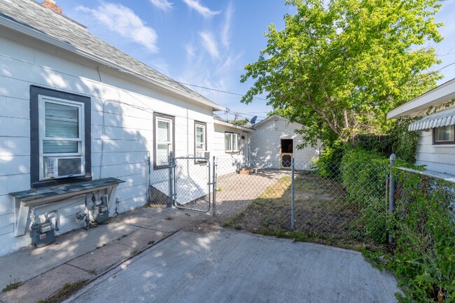 Building Photo - 600 E 8th St