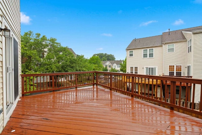 Building Photo - Elegant End-Unit Townhome with Exceptional Community Amenities