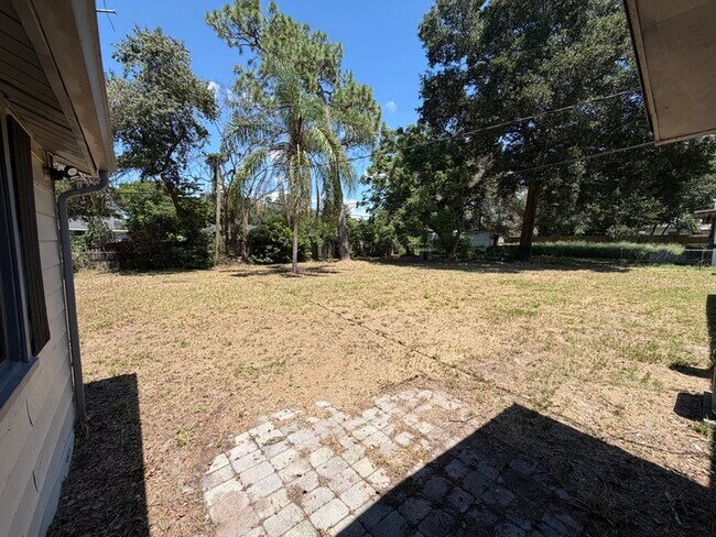 Building Photo - 3/2 Orlando Home Large Back Yard Immediate Move In!