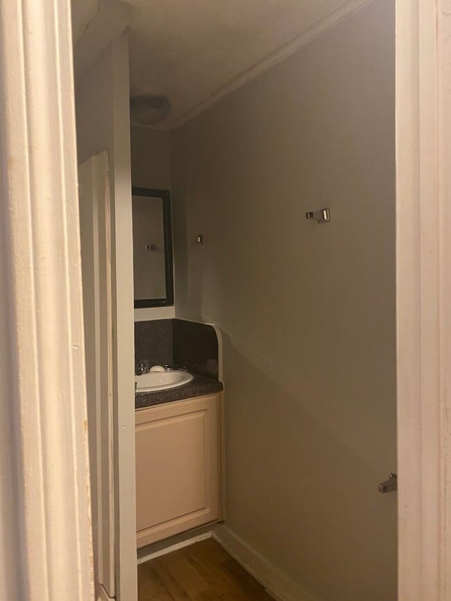 Building Photo - 2 Bedroom Duplex Available Now!