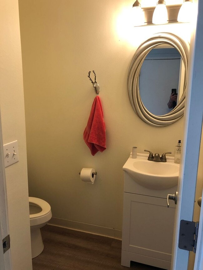 Building Photo - 4 Bedroom Townhome in Hawks Ridge