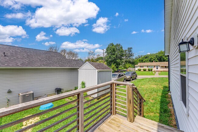 Building Photo - 5004 Knoxwood Dr