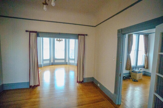Building Photo - Victorian Charm and City Convenience – 3-B...