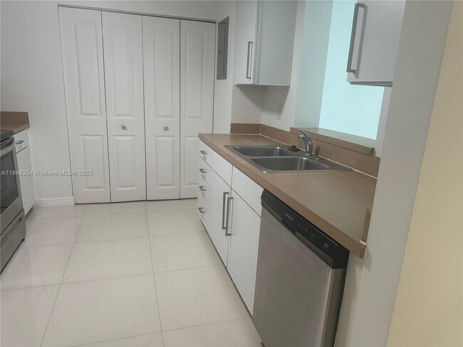 Building Photo - 1155 Brickell Bay Dr
