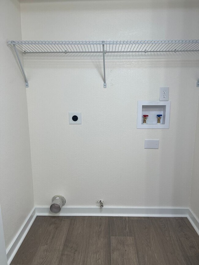 Building Photo - JUST RENOVATED 4/2.5 IN GREAT LEANDER LOCA...