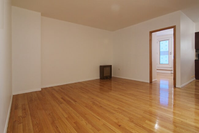 Primary Photo - 10513 Metropolitan Ave