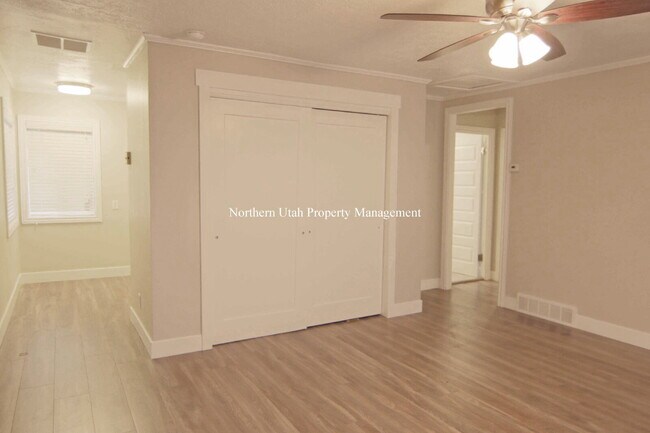 Building Photo - 2 Bed, 1 Bath Upper Unit