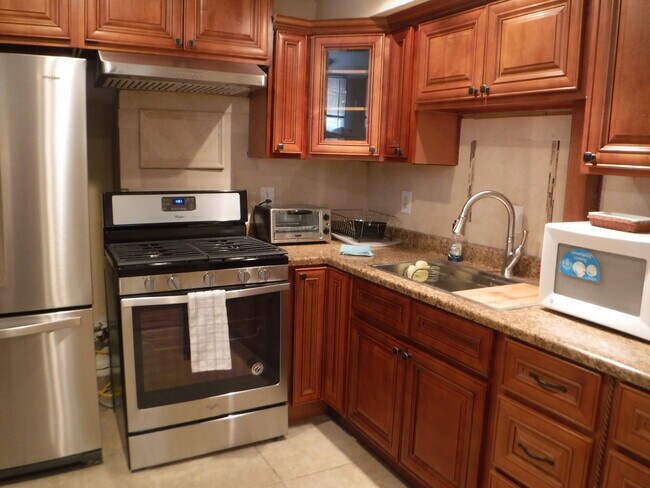 Building Photo - 1053 Park Ave