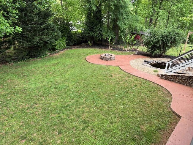 Building Photo - 740 Brookline Dr SE