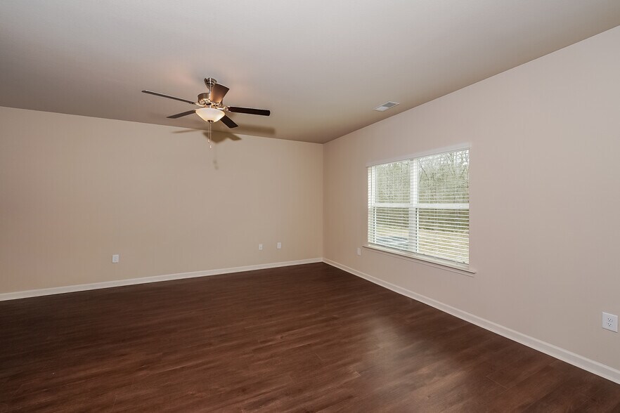 Building Photo - 580 Clover Cir