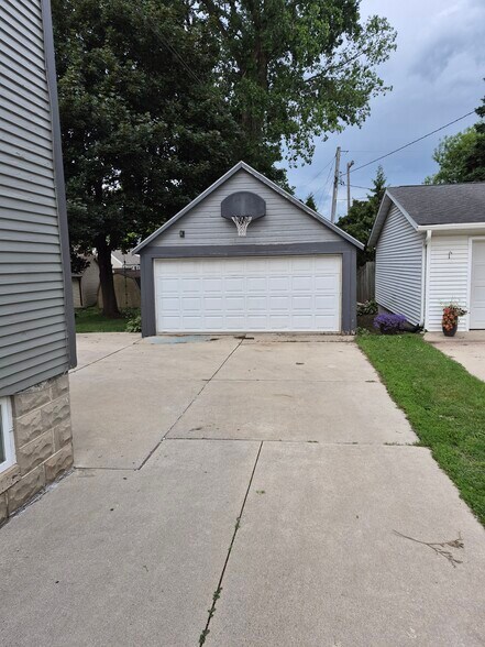 Building Photo - 218 Bishop Ave