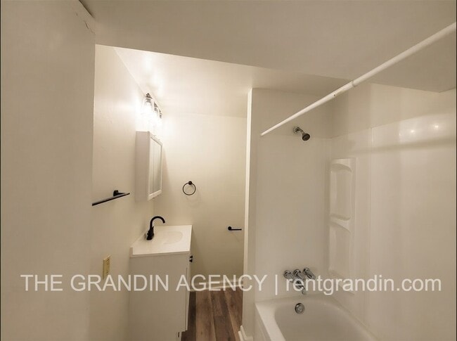 Building Photo - 916 Pyrtle Dr