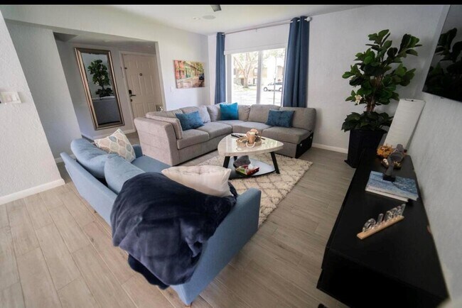 Building Photo - 822 Sandtree Dr