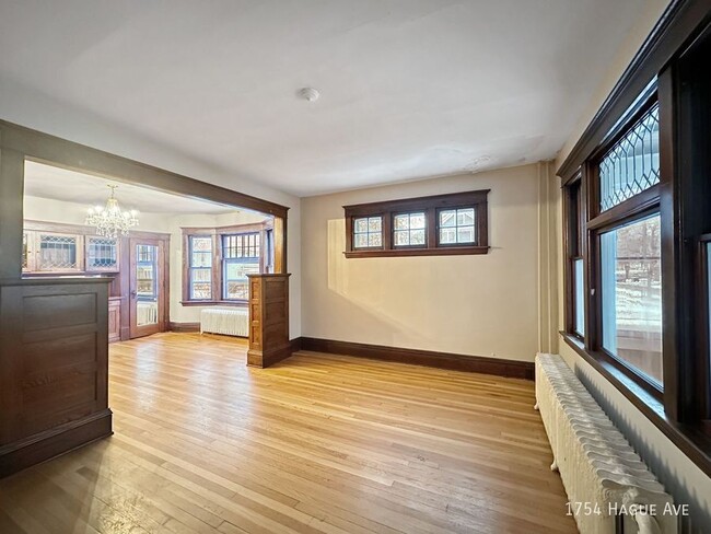 Building Photo - 4br 1ba ~ Security Deposit Free Alternativ...