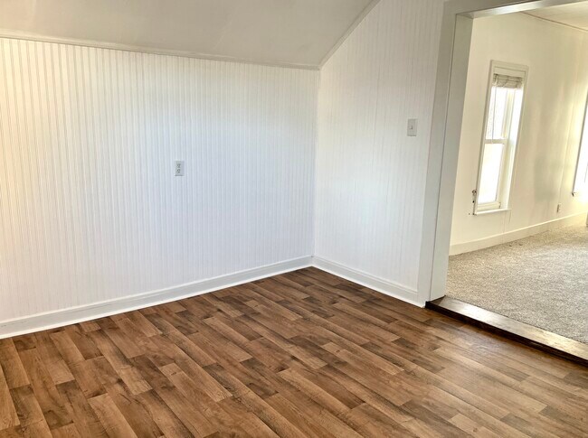 Space for dining table in eat-in kitchen - 432 Webster St