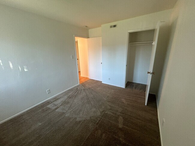 Building Photo - 1708 Ross Cir