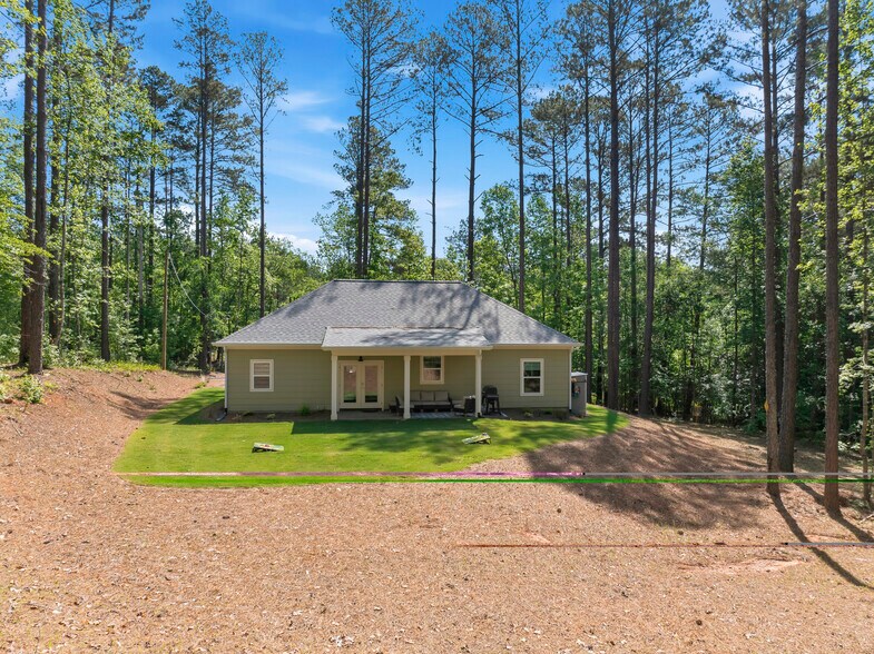 Back yard with covered patio/furniture and grill - 183 Crooked Creek Bay Rd