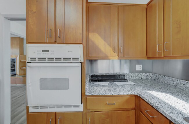 Building Photo - 6469 Fleetwood Dr