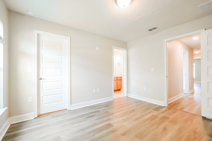 Building Photo - 7803 Sloewood Dr