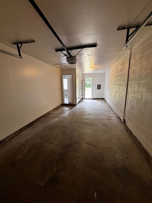 Building Photo - Beautiful 2 bed 1.5 bath Duplex with spaci...